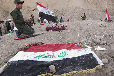 © APA/AFP/Ahmad al-Rubaye Soldat betet an Massengrab