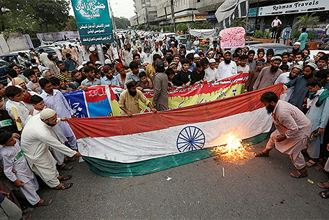 © Reuters/Akhtar Soomro Anti-indische Demonstranten zünden indische Flagge an