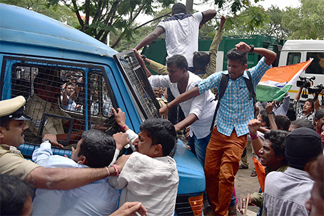 © APA/AFP/ Indische Demonstranten demolieren Polizeiauto