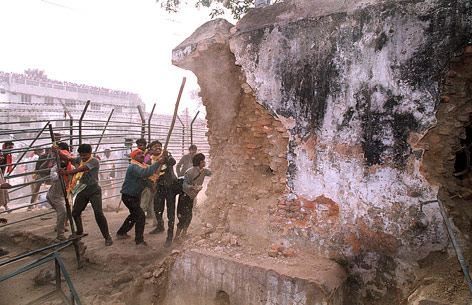 © APA/AFP/Douglas E. Curran Wütende Inder zerstören die Babri-Moschee 1992