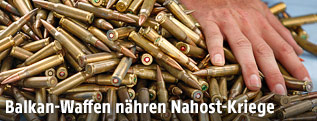 Soldat legt seine Hand auf Hunderte Patronen