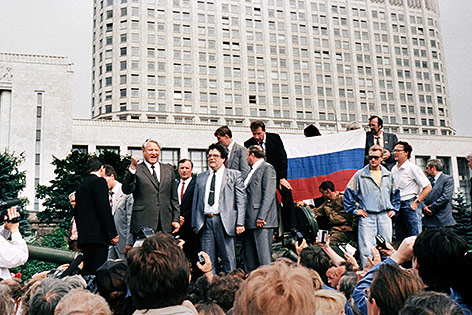 © APA/AFP/Diane Lu-Hovasse Boris Yeltsin auf einem Panzer, 1991