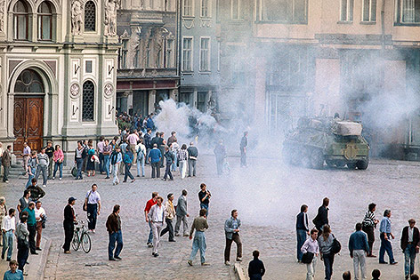 © APA/AP/Vladimir Semjonov Rauchbombeneinsatz in Riga, 1991