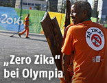 Mann mit einem T-Shirt mit der Aufshrift "Xo, Zika"