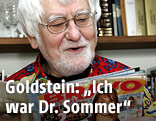 Martin Goldstein alias "Dr. Sommer" mit Bravo-Magazin