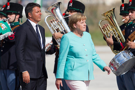 © APA/AP/Riccardo De Luca Matteo Renzi und Angela Merkel