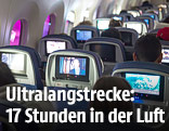 Passagiere sitzen in einer Flugzeugkabine