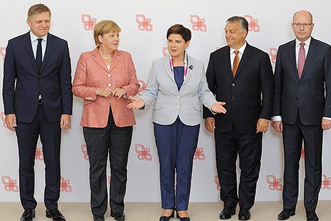 © APA/AP/Alik Keplicz Robert Fico, Angela Merkel,Beata Szydlo,Viktor Orban und Bohuslav Sobotka