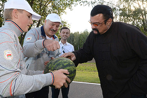 © APA/AFP/Stasevich Andrei Olegovich Steven Seagal und Alexander Lukaschenko mit Wassermelone