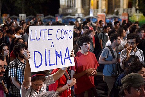 In Sao Paulo demonstrieren Menschen gegen die Absetzung von Dilma Rousseff