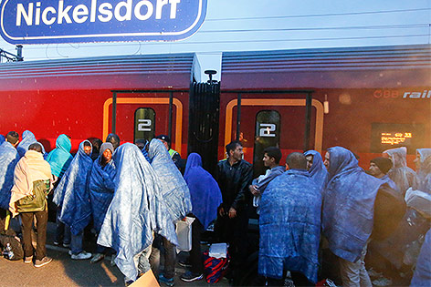 © Reuters/Heinz-Peter Bader Flüchtlinge am Bahnhof Nickelsdorf
