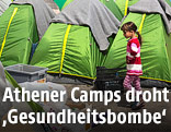 Mädchen vor mehreren Zelten