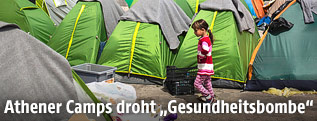 M&auml;dchen vor mehreren Zelten