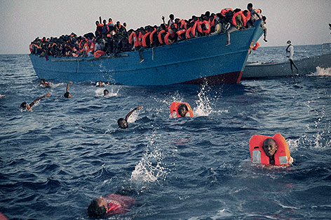 © APTN Flüchtlinge vor der lybischen Küste