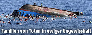 Gekentertes Boot mit Flüchtlingen