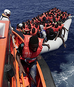 © APA/AFP/Italian Red Cross/Yara Nardi Flüchtlinge werden aus einem Boot gerettet