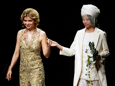 Gulnara Karimowa mit einem Model bei ihrer Fashionshow