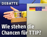 Ausgestreckte Hand von einem Rednerpult und die deutsche, europäische und amerikanische Flagge