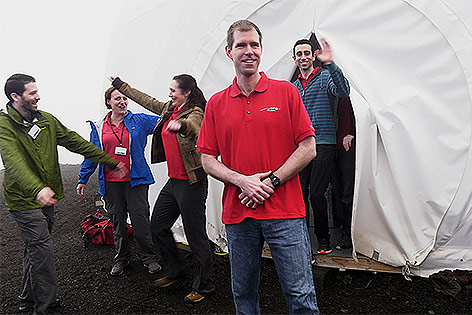 © APA/AP/University of Hawaii at Manoa Wissenschaftler verlassen die HI-SEAS-Kuppel auf Hawaii