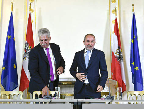 © APA/Herbert Neubauer Minister Hans Jörg Schelling und Minister Thomas Drozda während des Pressefoyers