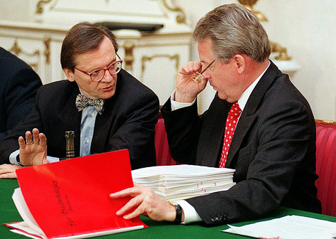 © APA/Robert Jäger Vizekanzler Wolfgang Schüssel im Gespräch mit Bundeskanzler Franz Vranitzky während des Ministerrats 1995