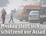 Ambulanz und Menschen im syrischen Dorf Samir