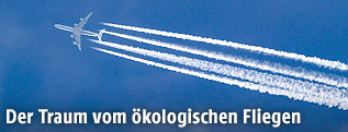 Flugzeug mit Kondensstreifen