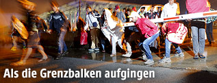 Menschen &uuml;berqueren Grenz&uuml;bergang bei Nickelsdorf