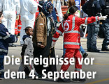 Helferin mit Flüchtlingen