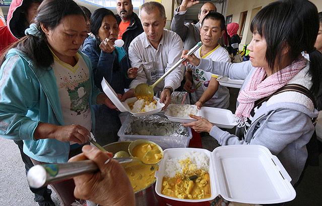 © APA/AP/Ronald Zak Frauen geben syrischen Flüchtlingen auf dem Wiener Westbahnhof warmes Essen