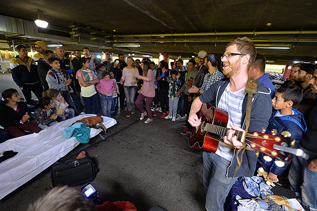 © picturedesk.com/APA/Barabara Gindl Private Musiker singen mit den Flüchtlingen am Salzburger Bahnhof