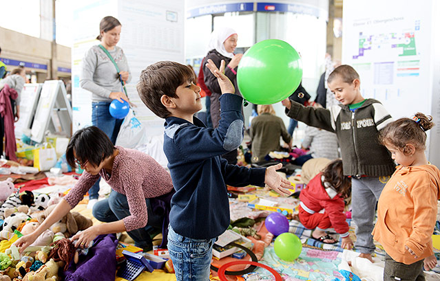 © APA/Roland Schlager Kind spielt mit einem Luftballon