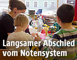 Schüler und Lehrerin im Klassenzimmer