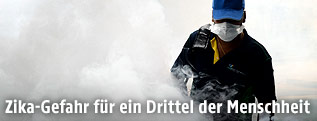 Mann bei der Insektenvernichtung