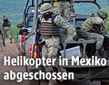 Mexikanische Soldaten an der Helikopterabsturzstelle