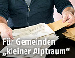 Mann hält Wahlkarte in der Hand
