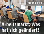 Arbeitslose suchen am Computer nach einem neuen Job