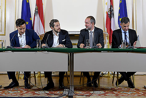 © APA/Roland Schlager Pressesprecher Markus Habermann, die Regierungskoordinatoren Harald Mahrer (ÖVP) und Thomas Drozda (SPÖ) sowie Pressesprecher Nedeljko Bilalic