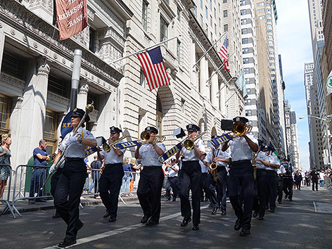 New Yorker Polizei marschiert zum Gedenken von 9/11 mit Blaskapelle