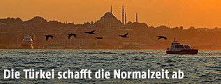 Sonnenuntergang auf dem Bosporus in Istanbul