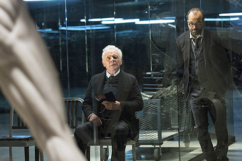 Szene aus der Serie "Westworld" mit Anthony Hopkins und Jeffrey Wright