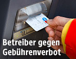 Bankkarte in einem Bankomat