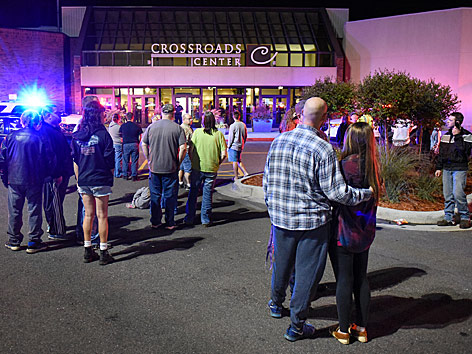 © AP/St. Cloud Times/Dave Schwarz Menschen vor einem Einkaufszentrum in St. Cloud (Minnesota)