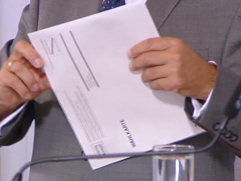 © ORF Innenminister Sobotka mit Wahlkarte