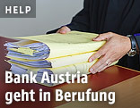 Frau mit Akten