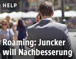 Mann telefoniert mobil