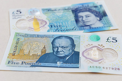 Vorder- und Rückseite der neuen Fünf-Pfund-Banknote aus Plastik