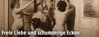 Ausstellungsansicht von "Sex in Wien" im Wien Museum zeigt historische Aufnahme von 4 nackten Frauen und einem Mann