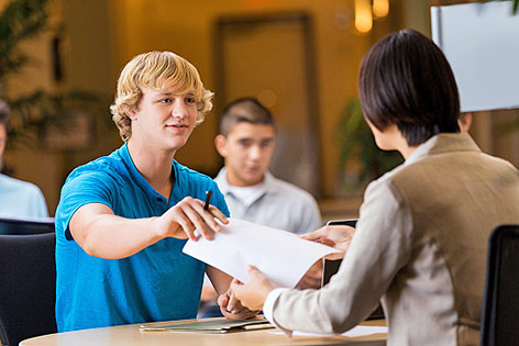 © Getty Images/Steve Debenport Ein Teenager beim Vorstellungsgespräch