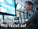 Mann beobachtet Monitore